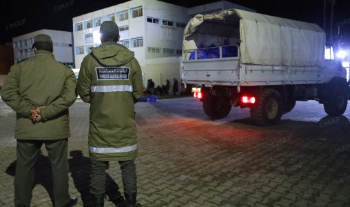 Ksar El Kébir: Distribution de denrées alimentaires au profit des habitants de retour après l’amélioration des conditions météorologiques