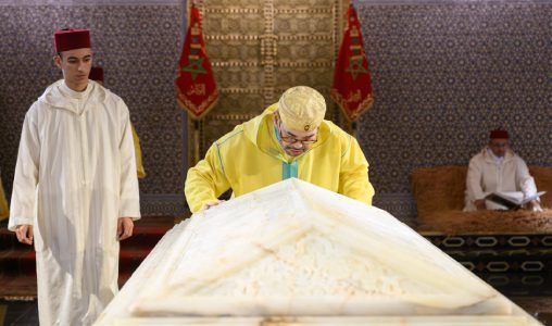 SM le Roi, Amir Al Mouminine, se recueille sur la tombe de Feu SM le Roi Mohammed V
