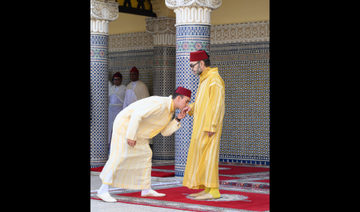 SM le Roi, Amir Al-Mouminine, accomplit la prière de l’Aïd Al-Fitr à la mosquée “Ahl Fès” à Rabat et reçoit les voeux en cette heureuse occasion
