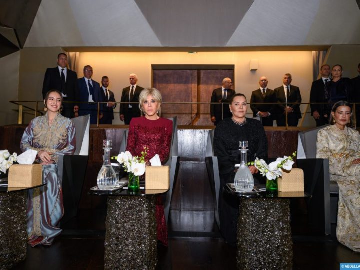 LL.AA.RR les Princesses Lalla Khadija, Lalla Meryem et Lalla Hasnaa, accompagnées de Mme Brigitte Macron, assistent au spectacle d’ouverture du Théâtre Royal de Rabat