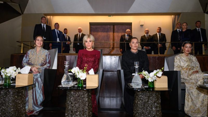 LL.AA.RR les Princesses Lalla Khadija, Lalla Meryem et Lalla Hasnaa, accompagnées de Mme Brigitte Macron, assistent au spectacle d’ouverture du Théâtre Royal de Rabat