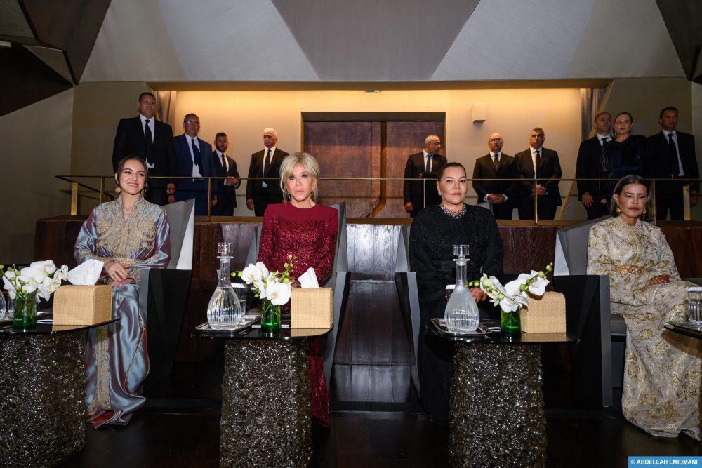LL.AA.RR les Princesses Lalla Khadija, Lalla Meryem et Lalla Hasnaa, accompagnées de Mme Brigitte Macron, assistent au spectacle d’ouverture du Théâtre Royal de Rabat