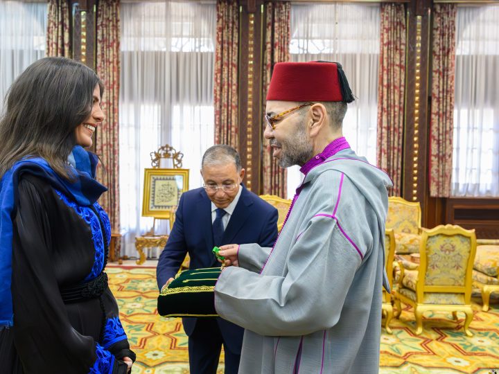 SM le Roi reçoit l’alpiniste marocaine Nawal Sfendla et la décore du Wissam Al Moukafaa Al Watania de l’ordre d’Officier