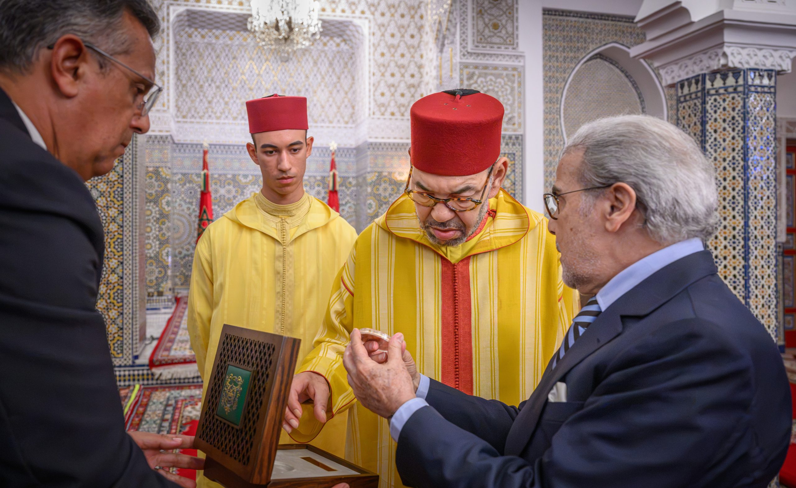 Sa Majesté le Roi reçoit le Wali de Bank Al-Maghrib