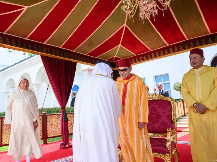 Sa Majesté le Roi préside à M’diq une réception à l’occasion de la glorieuse Fête du Trône