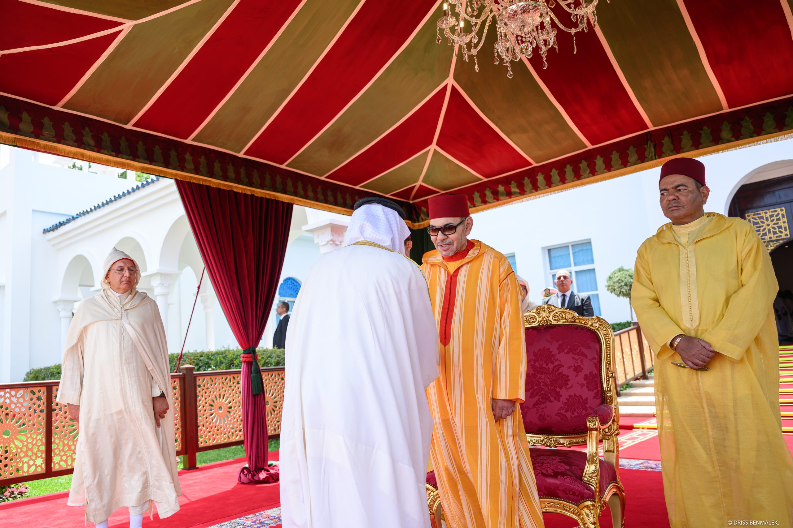 Sa Majesté le Roi préside à M’diq une réception à l’occasion de la glorieuse Fête du Trône
