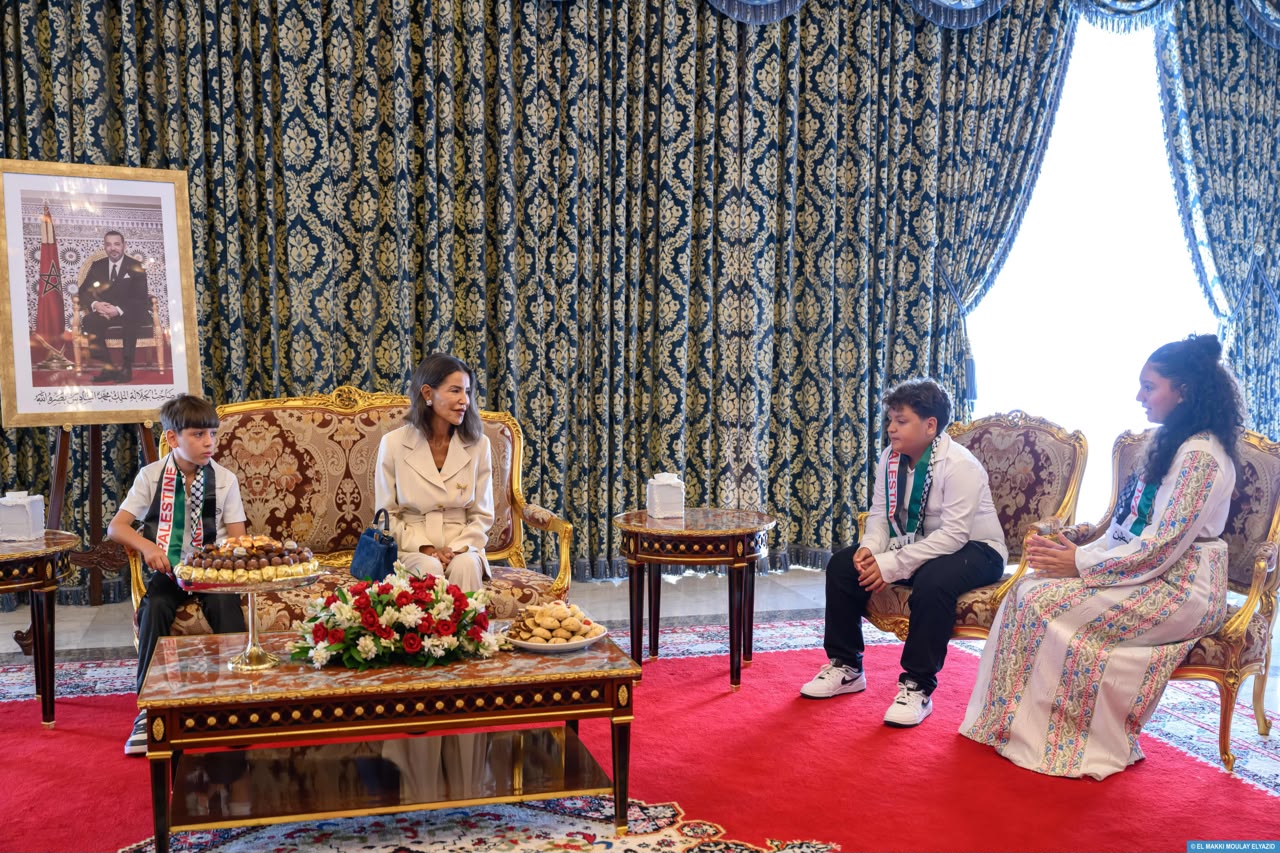 Sur Ordre de Sa Majesté le Roi, SAR la Princesse Lalla Meryem reçoit les enfants maqdessis participant à la 17e édition des colonies de vacances de l’Agence Bayt Mal Al-Qods Acharif