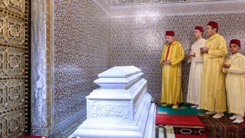 SM le Roi, Amir Al-Mouminine, préside une veillée religieuse en commémoration du 28e anniversaire de la disparition de Feu SM le Roi Hassan II